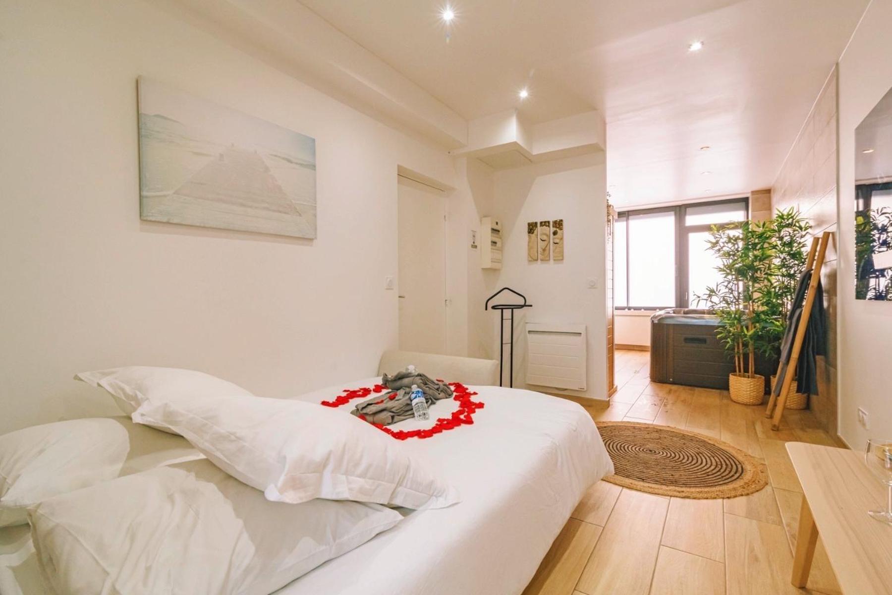 Spa Appartement O Temps Suspendu Reims Centre Sauna Et Jacuzzi Exterior foto